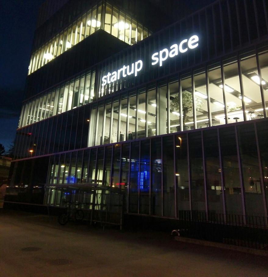 startup space by night - Dafo Lichtreklame - Istighofen